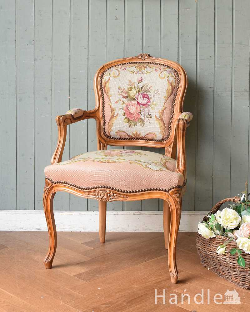 フランス生まれのサロンチェア、優しいピンクのアンティークプチポワン