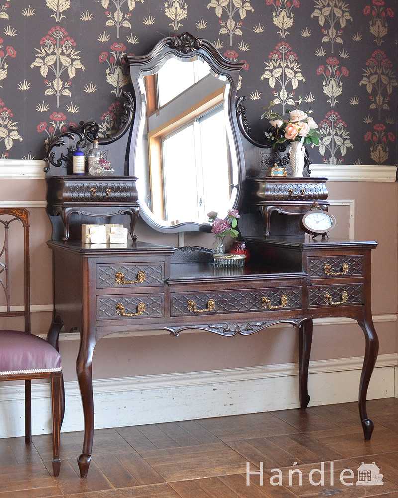 パーラーキャビネットのような豪華なドレッシングテーブル(ドレッサー