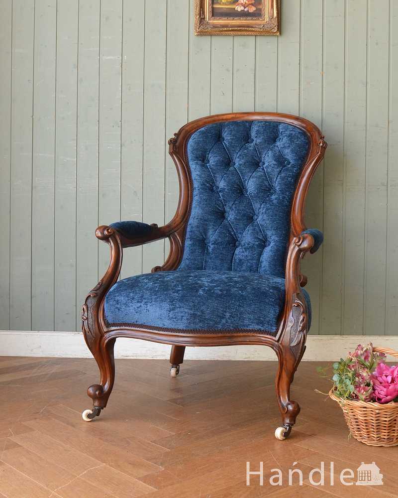 ブルーの張地と装飾が美しいウォルナット材のアームチェア、キャスター
