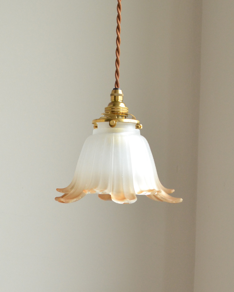 花びらが風になびく、オレンジ色のペンダントライト （コード