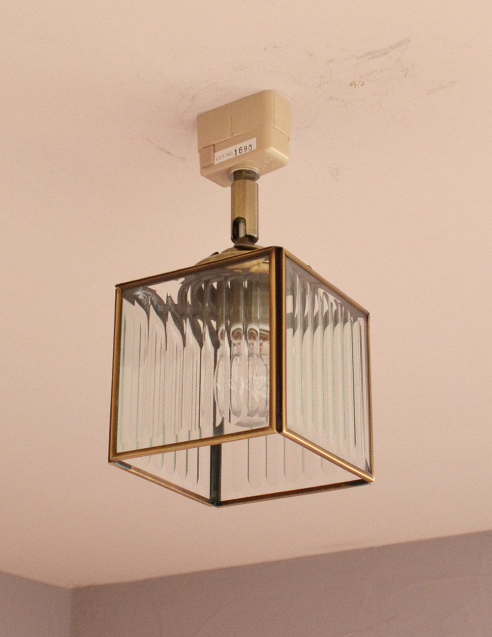 立方体型がお洒落、ストライプガラスのシーリングライト（電球セット