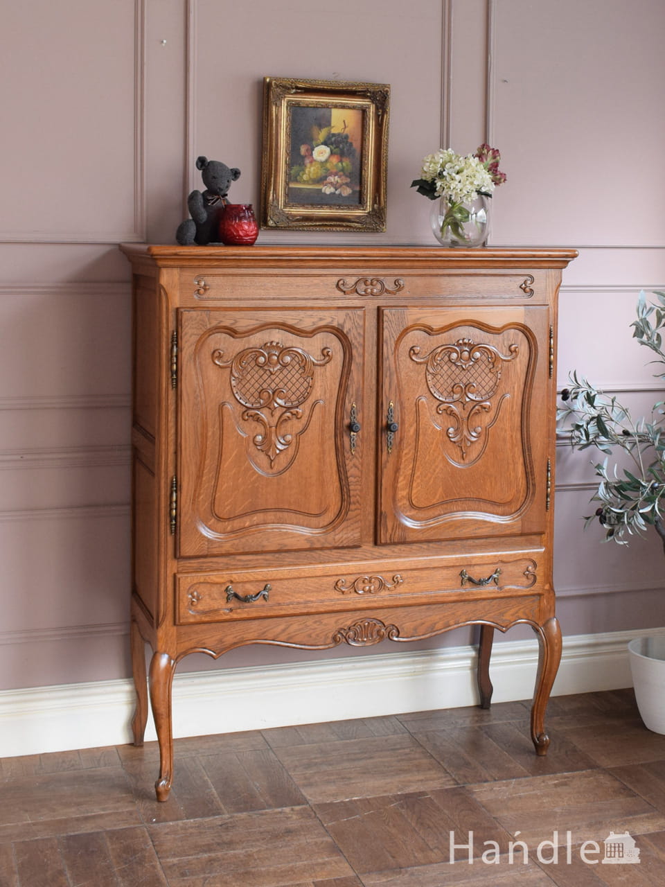 フランスのおしゃれなアンティーク家具、いろんな使い方が楽しめる