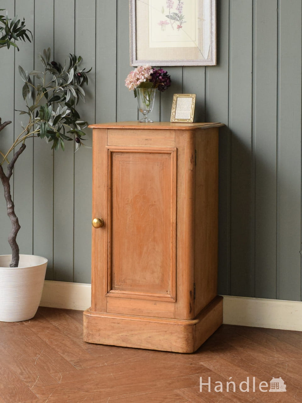 英国の高級家具メーカーが造り上げたアンティークスモールキャビネット