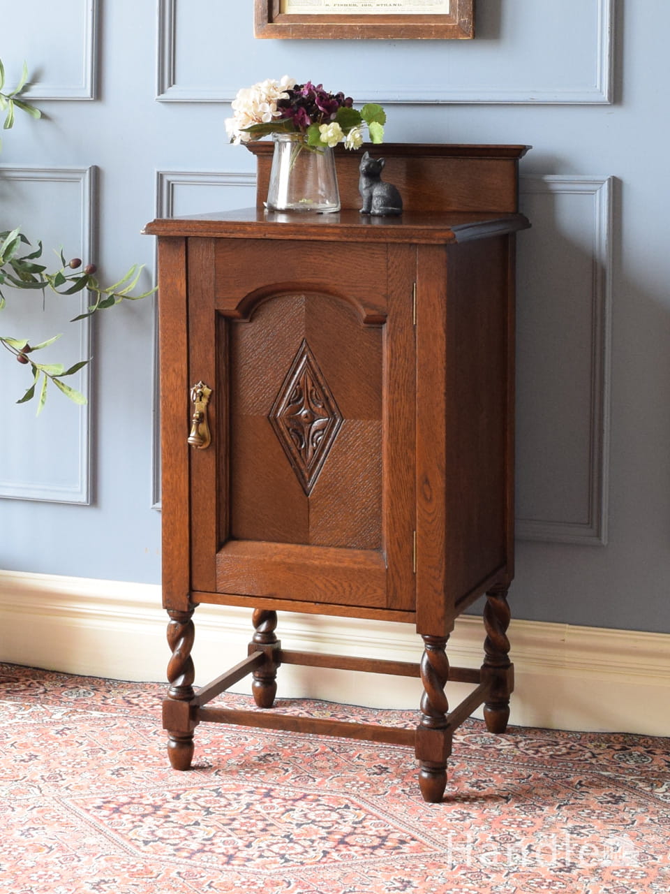 イギリスから届いたコンパクトサイズのキャビネット、重厚感のある