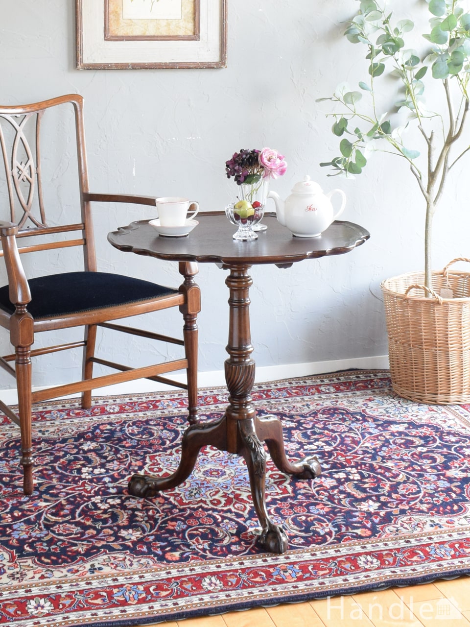 猫足が優雅なアンティークのテーブル、フランスから届いたティー