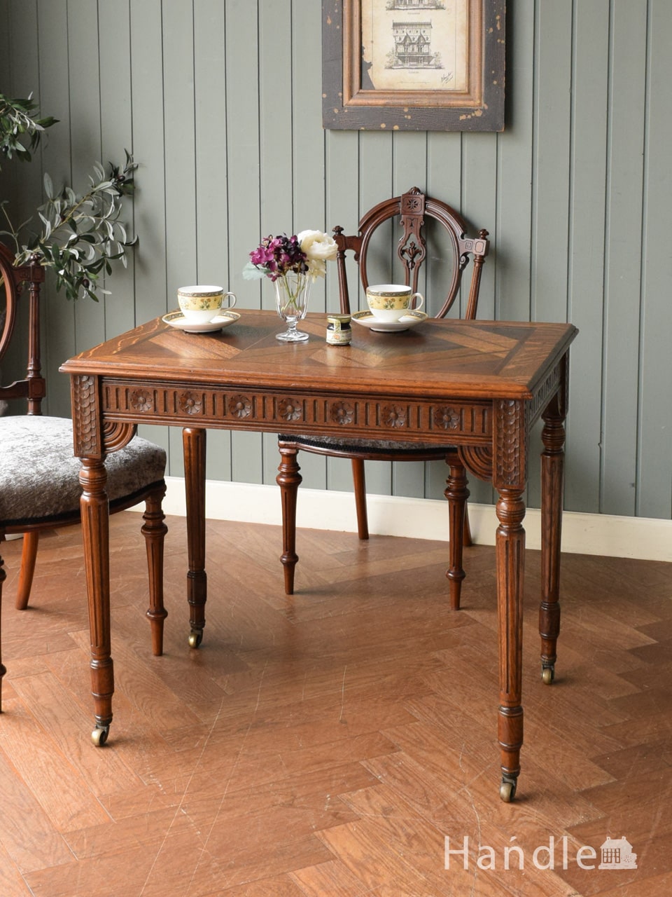 イギリスアンティークのおしゃれなテーブル、アイアン脚の足踏みミシン