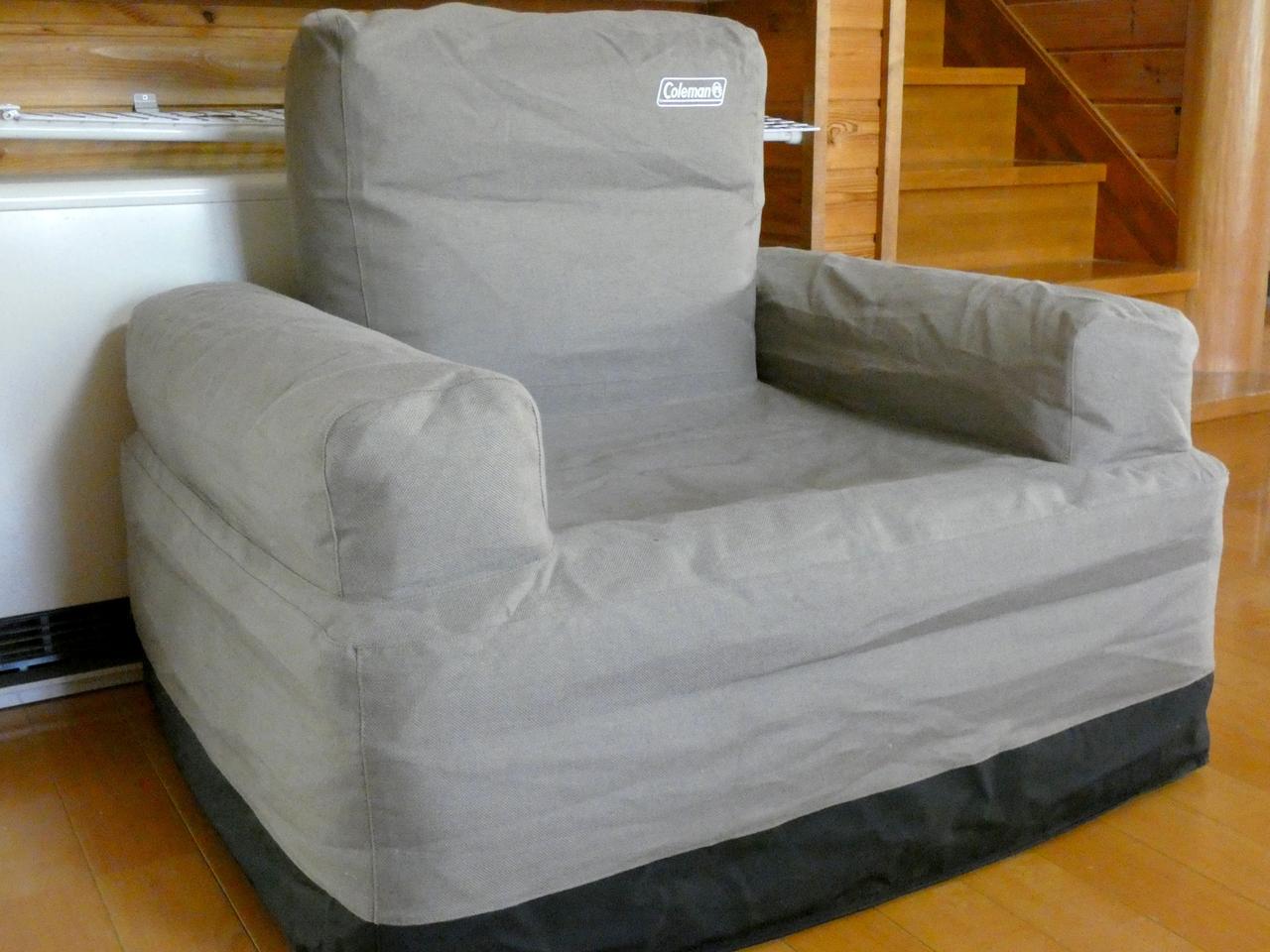 持ち運べるソファでキャンプが超快適に！コールマン『エアカウチ