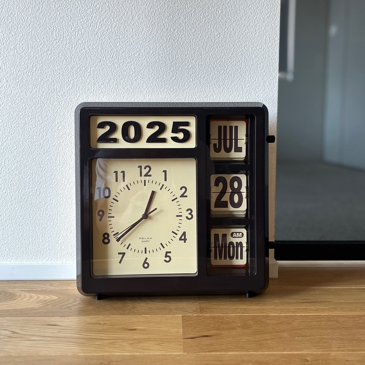 今日”を大切にしたくなるカレンダー付きクロック – HATCH