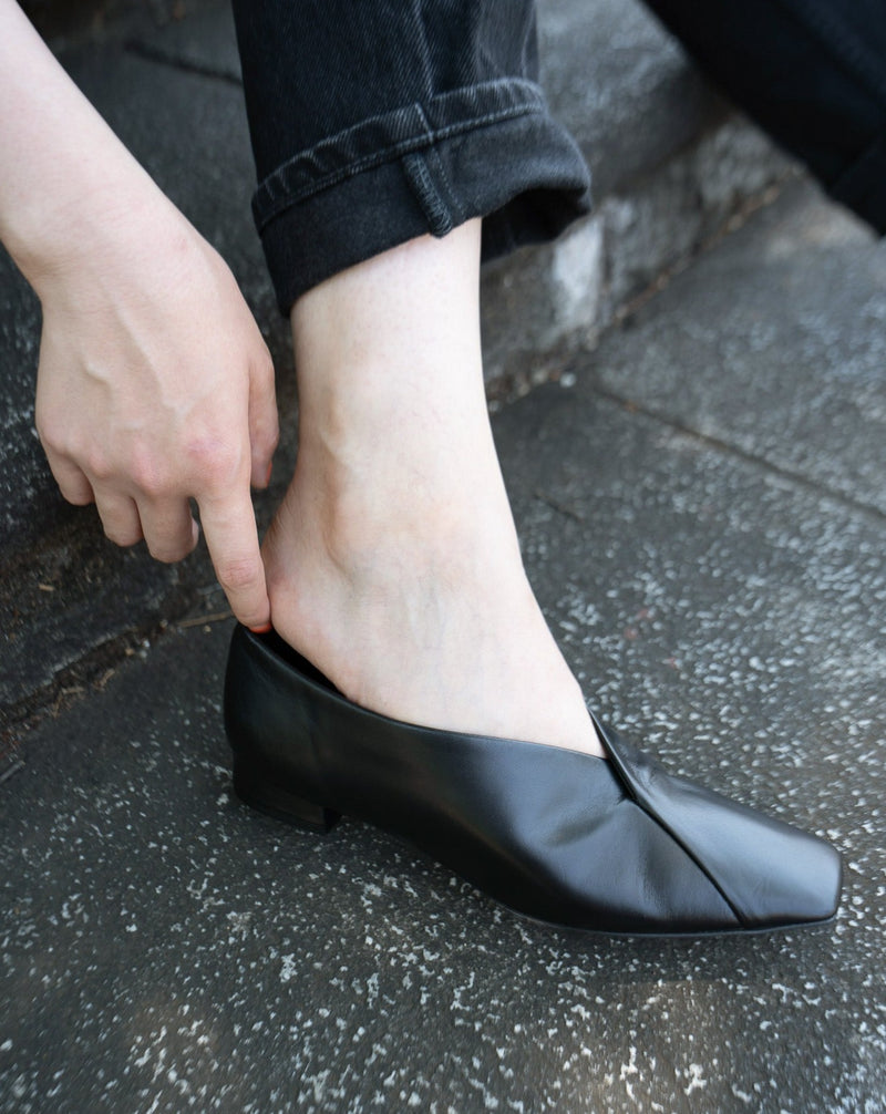 Sophia black スクエアトゥ フラットシューズ 撥水レザー ブラック