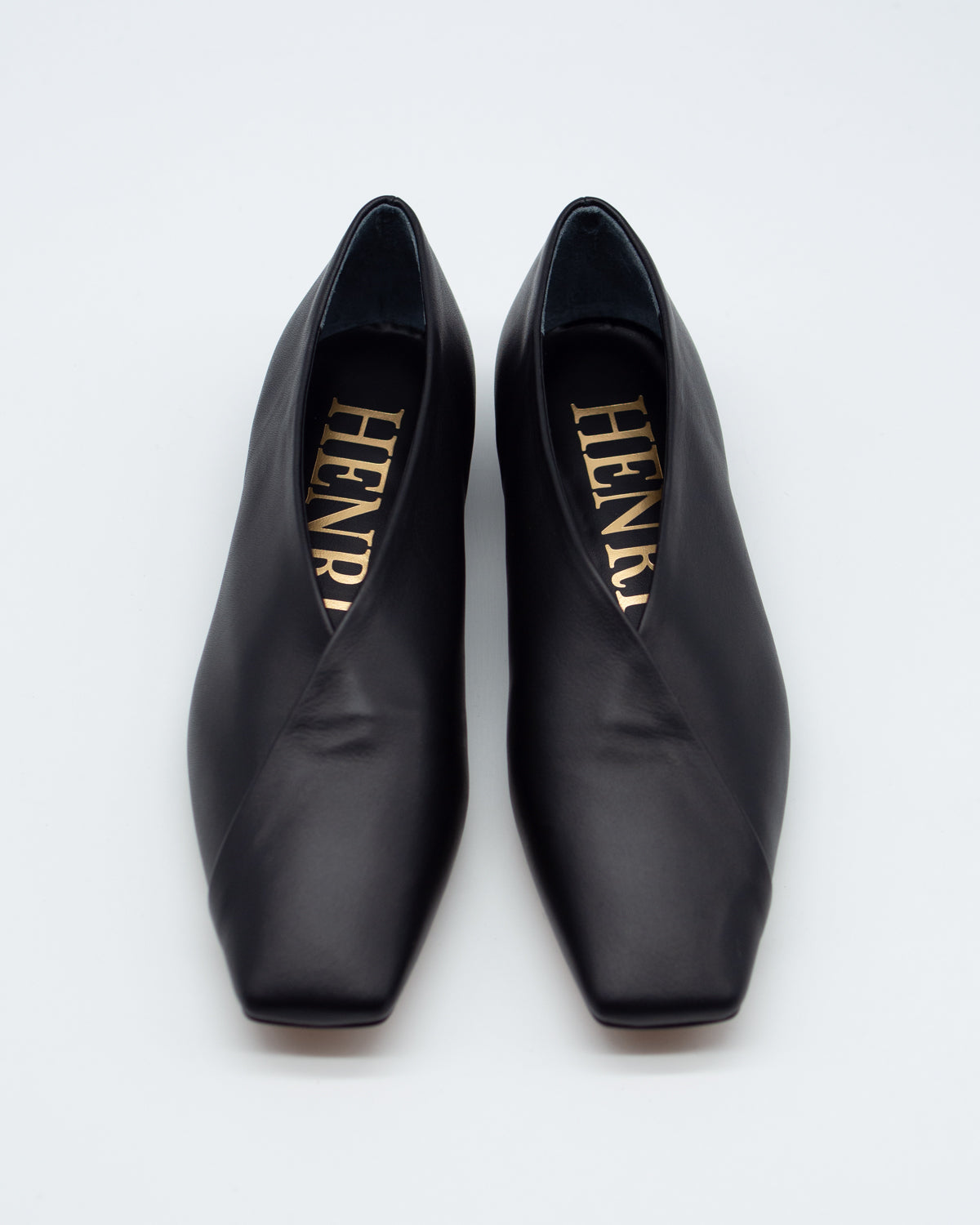 Sophia black スクエアトゥ フラットシューズ 撥水レザー ブラック