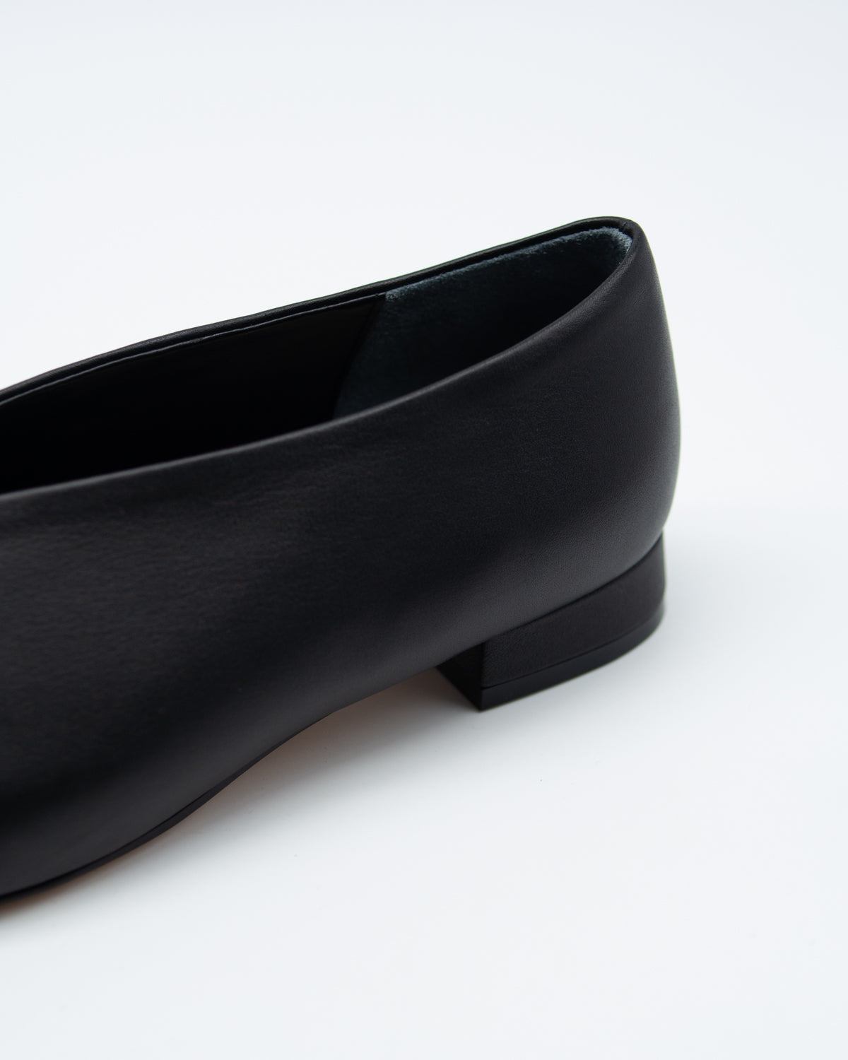Sophia black スクエアトゥ フラットシューズ 撥水レザー ブラック