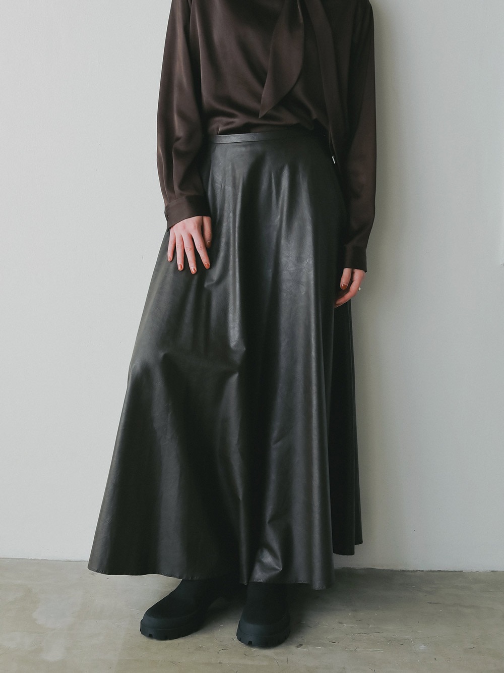 エコレザーマキシフレアスカート | Skirt | HER. Online Store