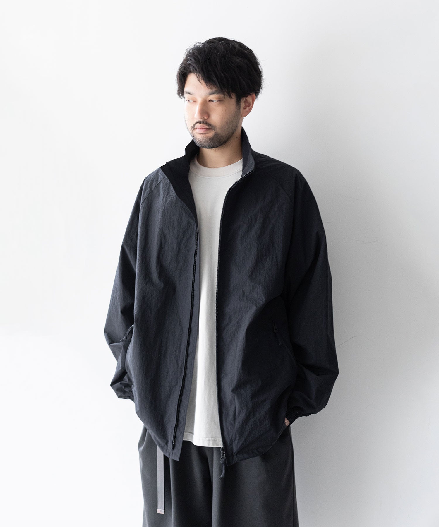 stein / シュタイン】WINDBREAKER STAND COLLAR JACKET - BLACK | 公式