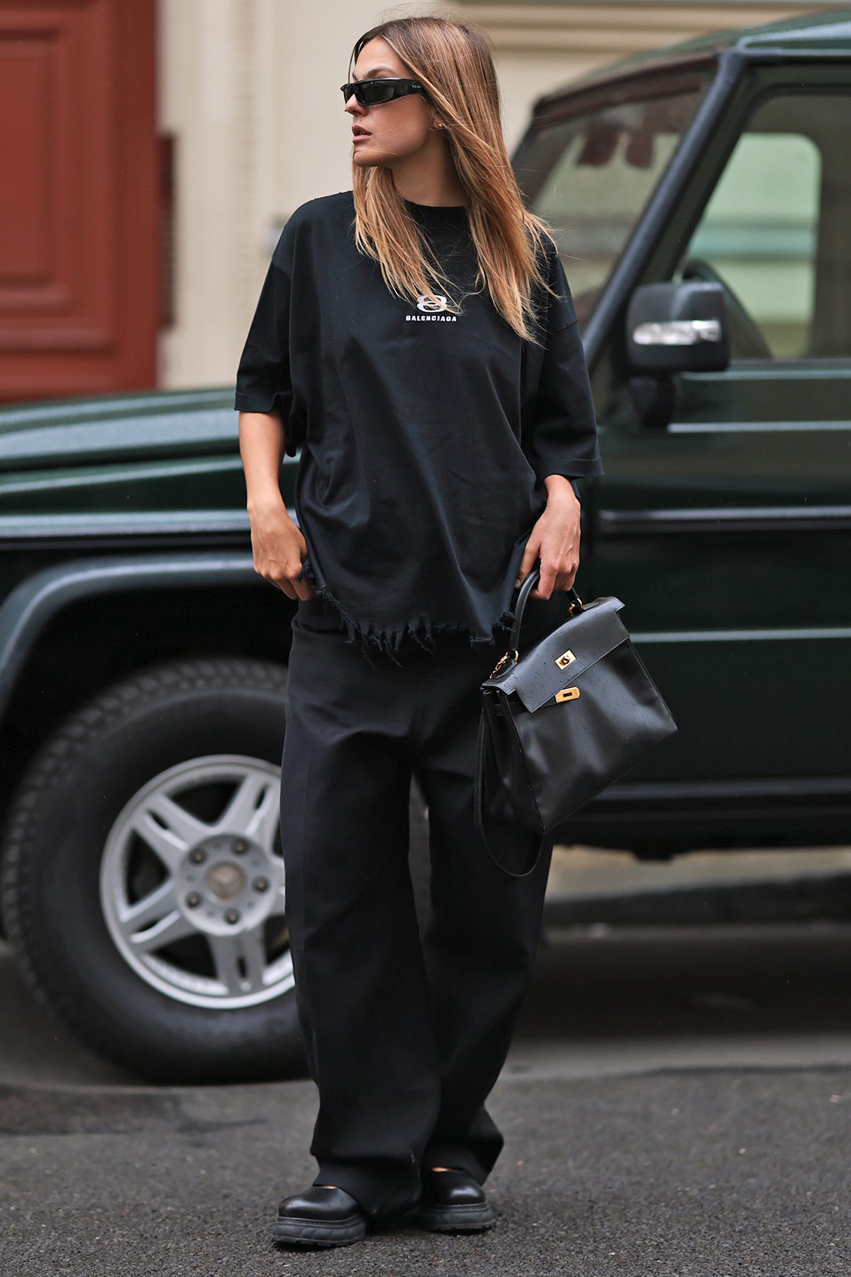 バレンシアガ 黒シャツ ドレスコーデ 【公式通販】