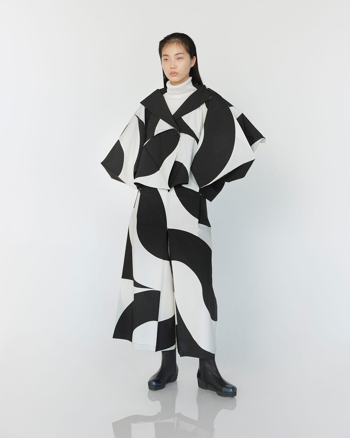 132 5. イッセイ ミヤケから大胆な柄が主役の新シリーズが登場