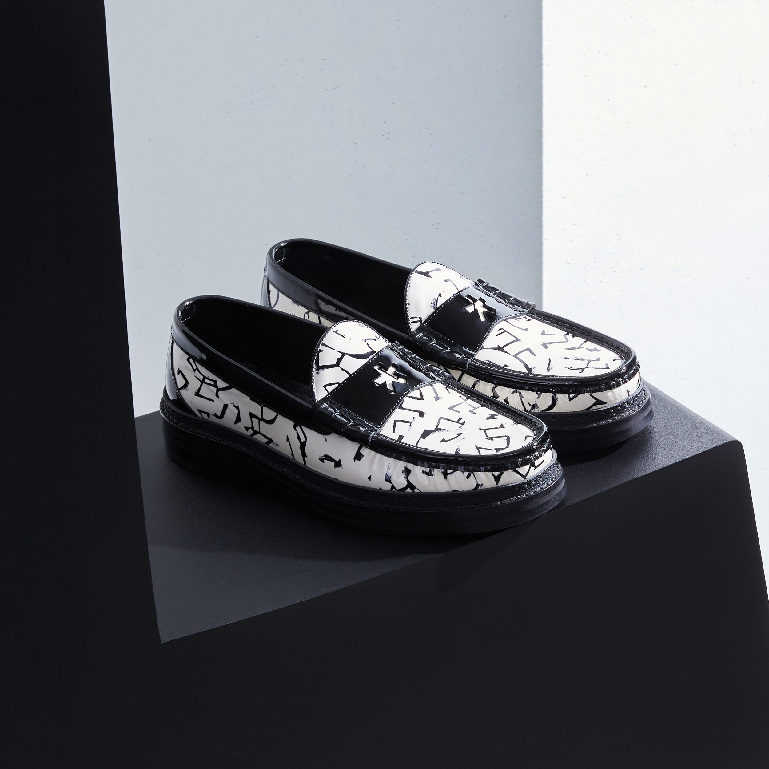 ジミー チュウ」×エリック・ヘイズ×POGGY！ 異種コラボの大胆