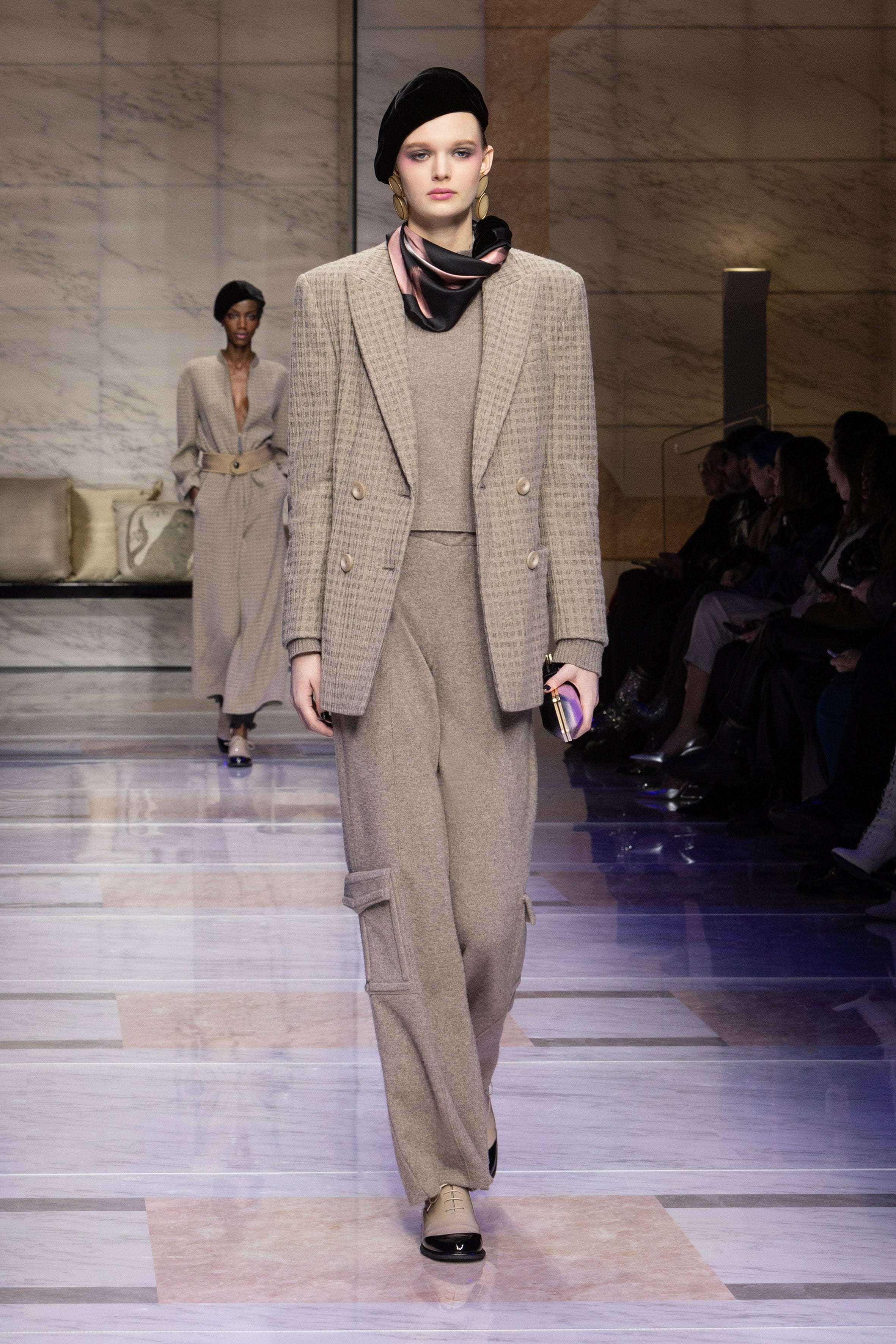 ジョルジオ アルマーニのスーツが女性たちから愛され続ける理由とは