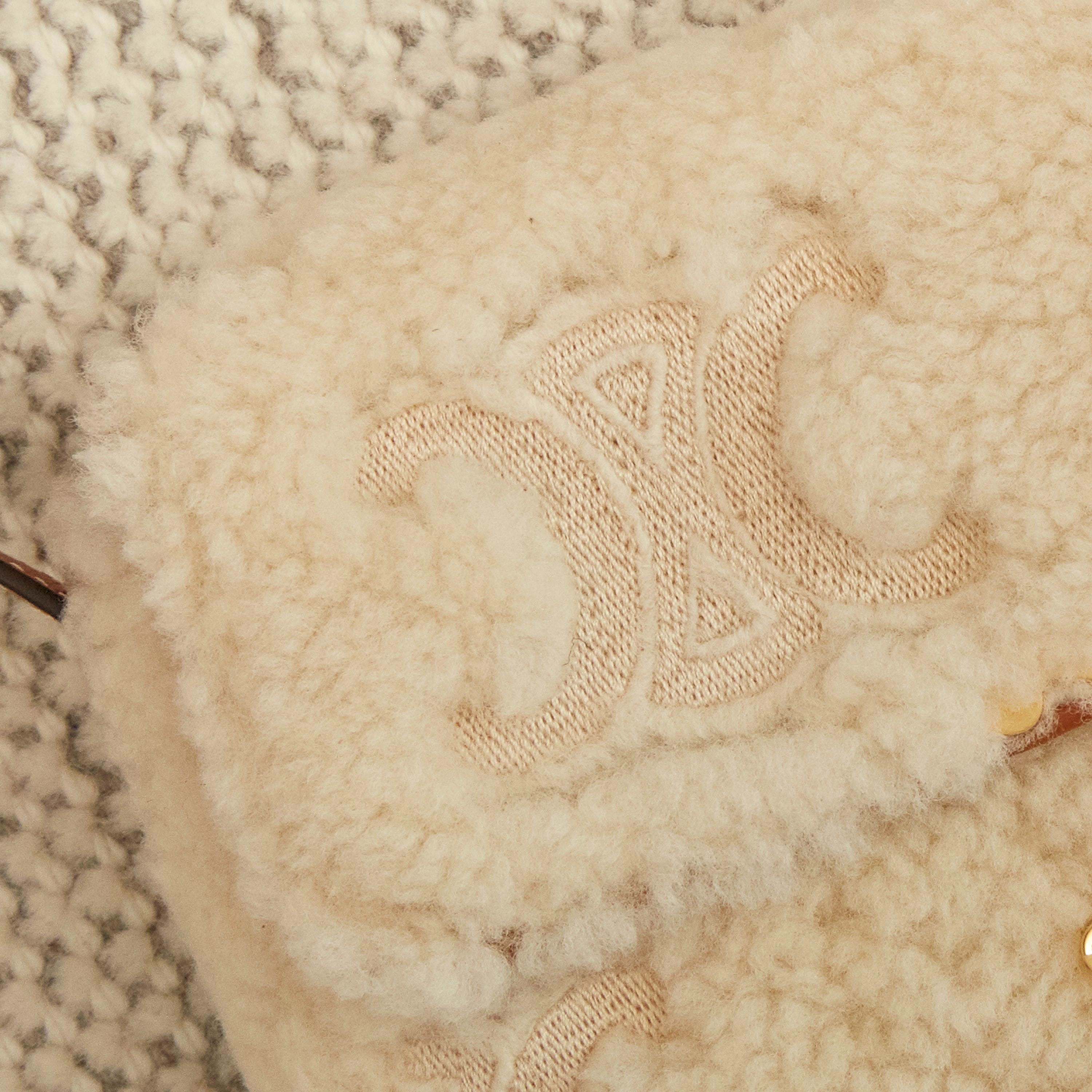 トリオンフ”が煌めくセリーヌの「クロード」バッグ。優雅な温もりを