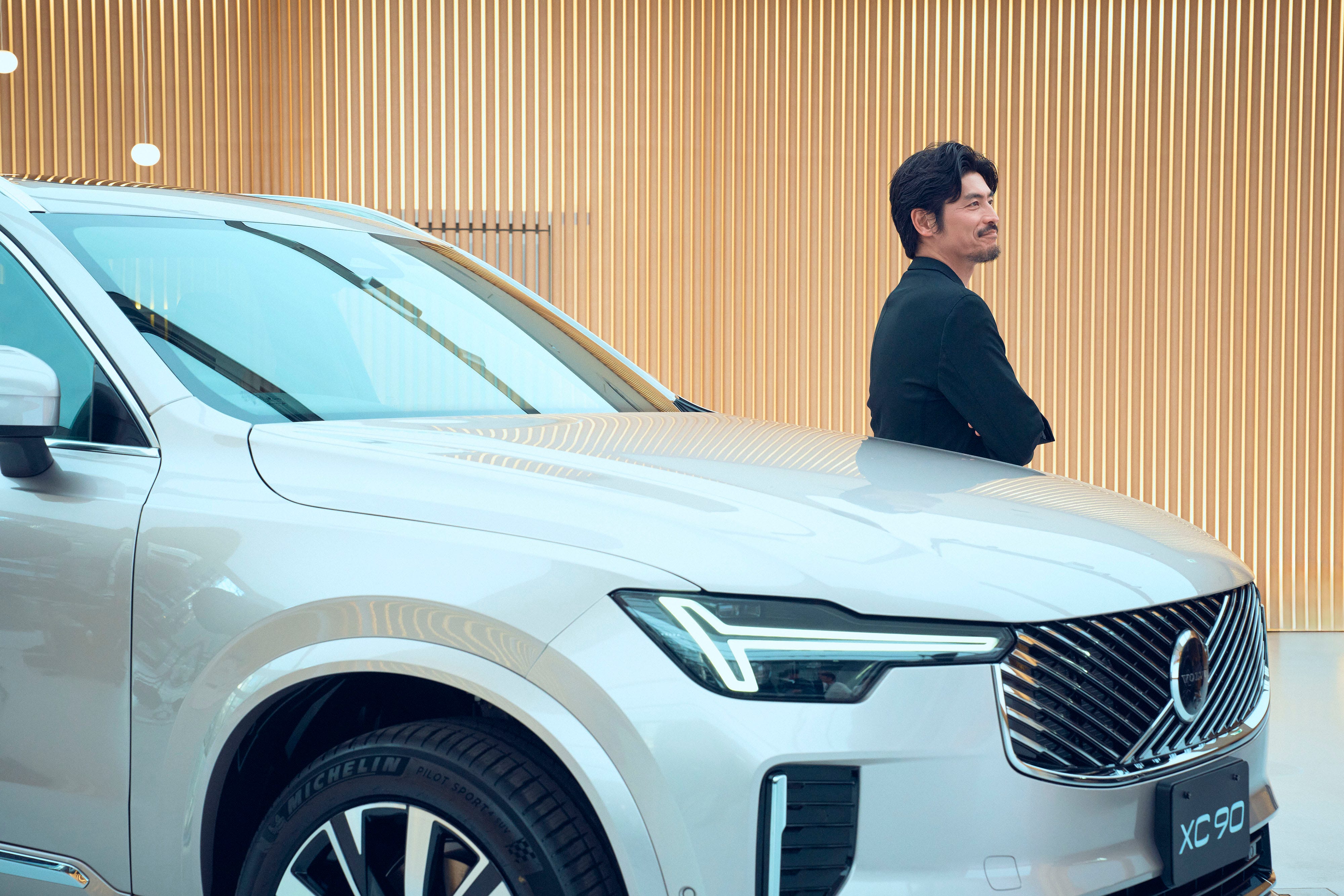 ボルボの新型XC90 2025年モデル登場。アンバサダーは坂口憲二