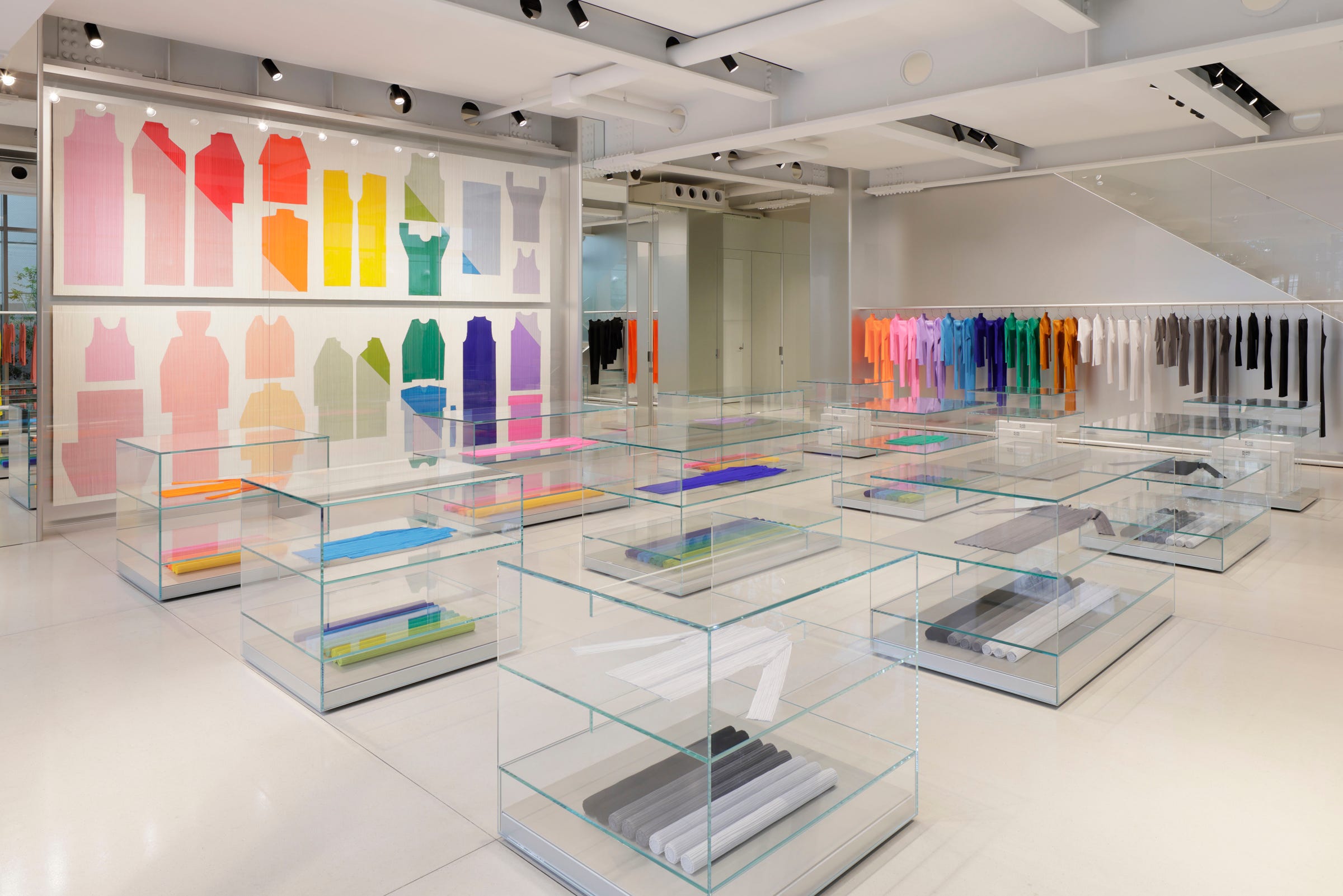 吉岡徳仁デザイン「プリーツ プリーズ イッセイ ミヤケ 青山」が