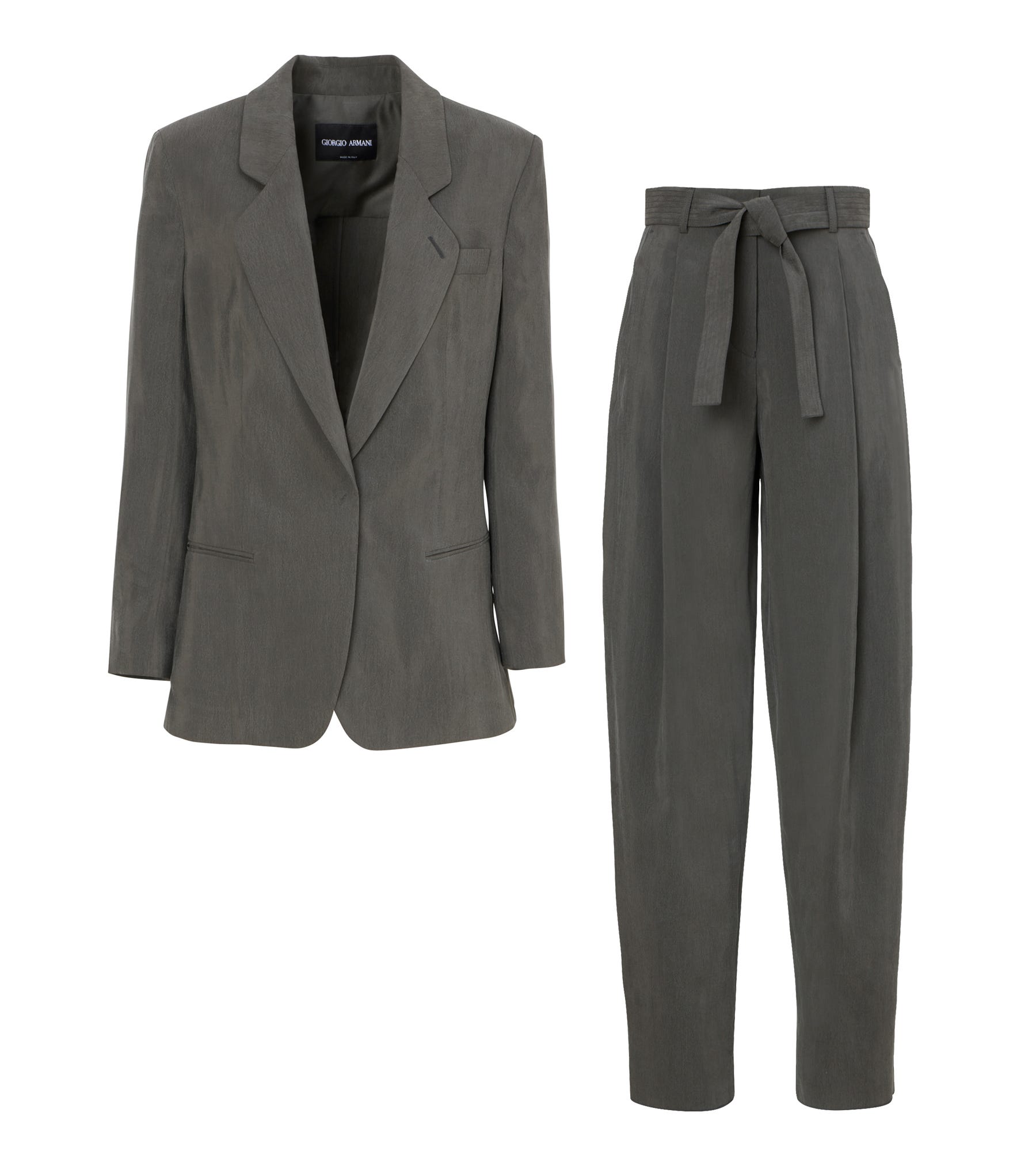 ジョルジオ アルマーニのスーツが女性たちから愛され続ける理由とは