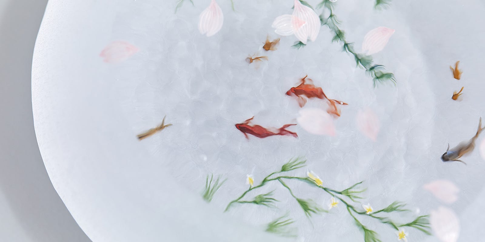 富山の「日の出ガラス工芸社」津坂陽介さんと久保裕子さんの作品｜ひと