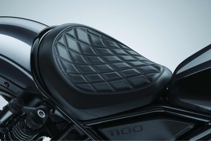 スペシャルメインシート (Rebel 1100)(ブラウン): 純正アクセサリー