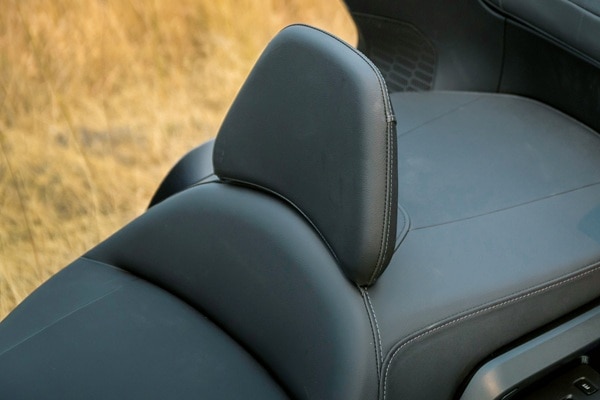 ライダーバックレスト (GoldWing): 純正アクセサリー・カスタマイズ