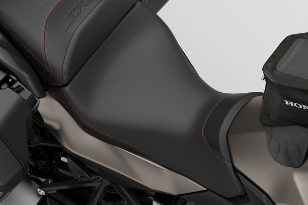 コンフォートピリオンシート (25ym NT1100)(ブラック/レッドステッチ