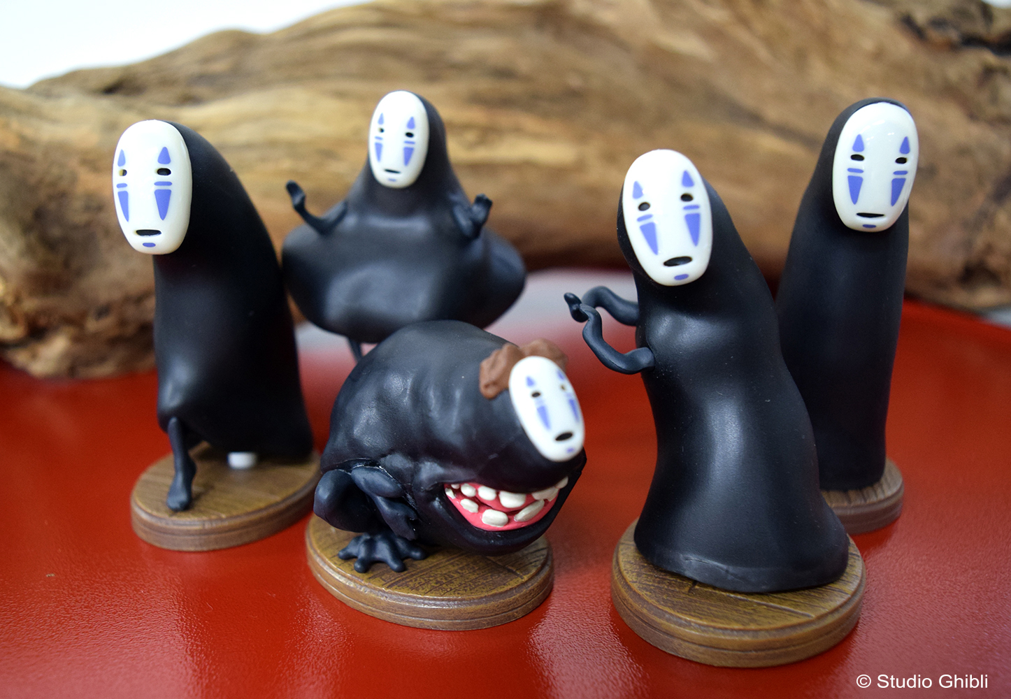 あの場面が思い浮かぶ！『千と千尋の神隠し』のカオナシが楽しいポーズ