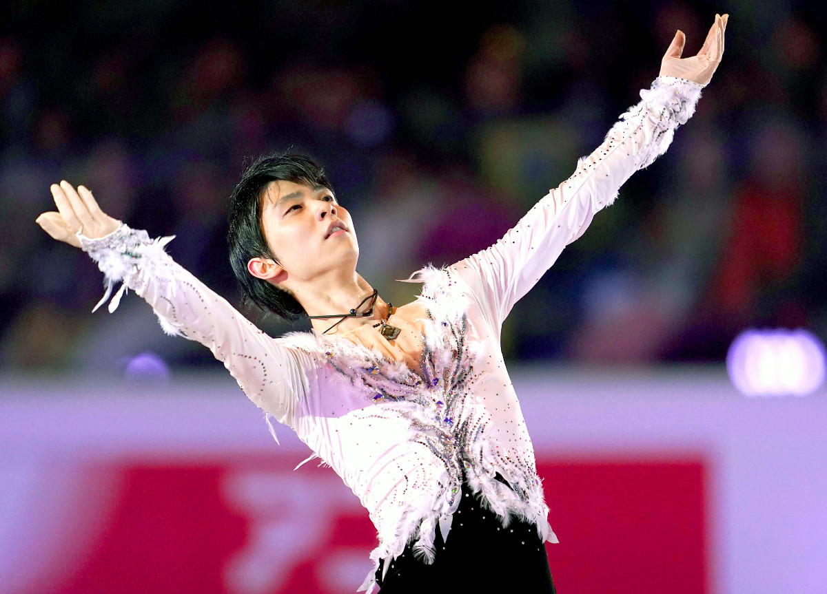 羽生がエキシビションで「ノッテ・ステラータ」を優雅に舞う