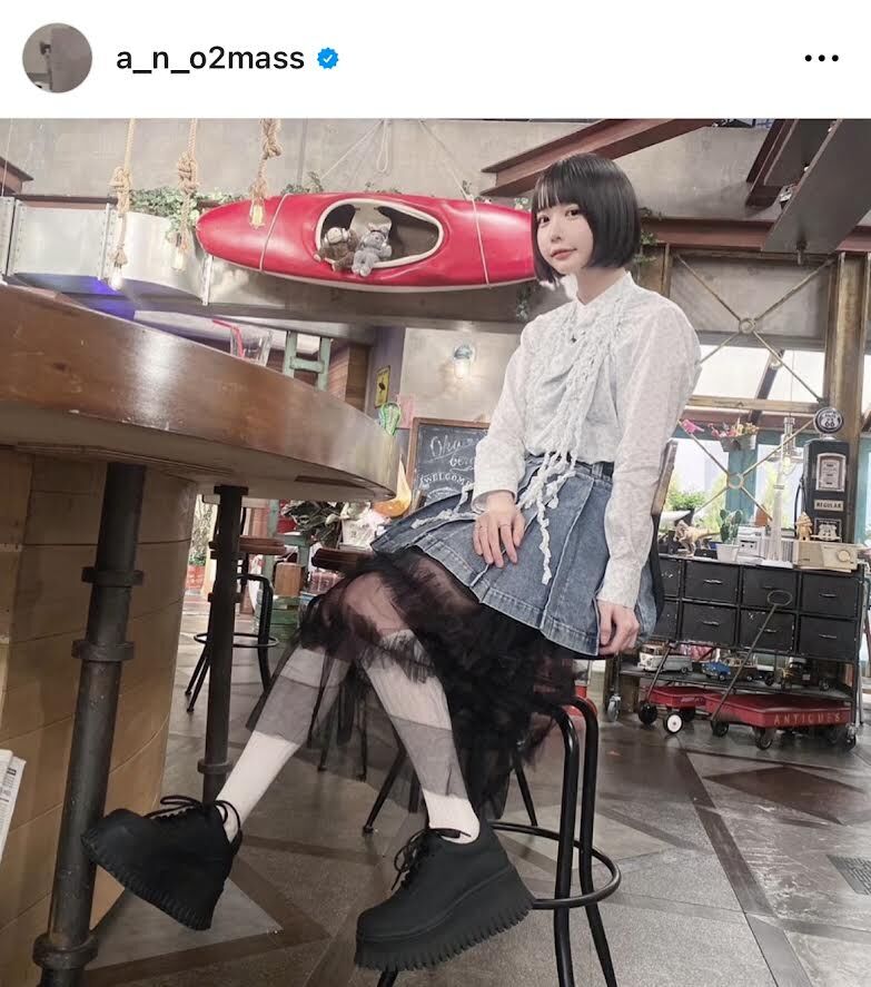 あのちゃん、白ブラウス×ミニスカで番組告知し「録画しました