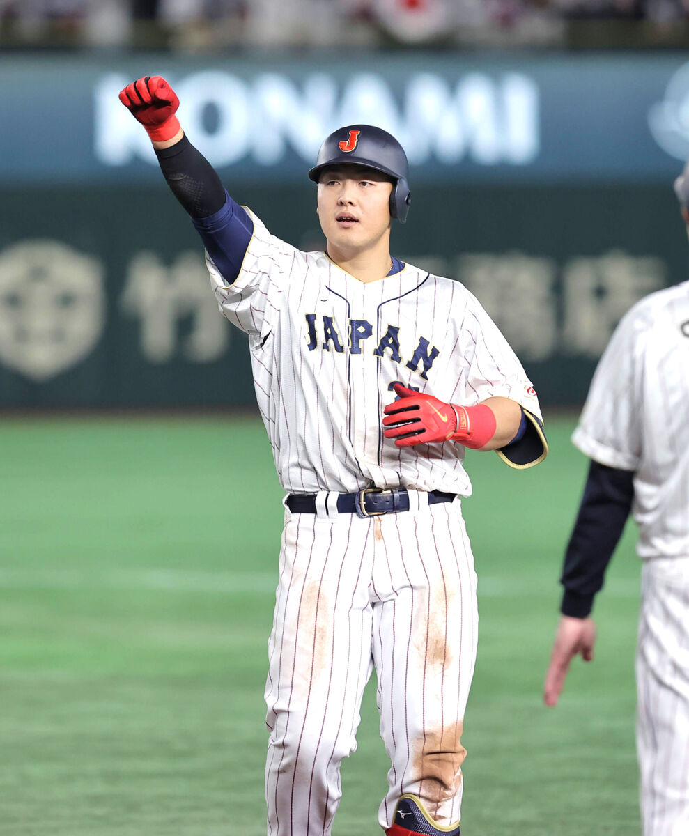 侍ジャパン】岡本和真、8打席目WBC初安打 本職ではない一塁守備も