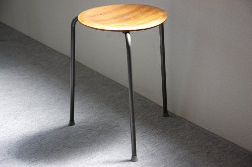 デンマーク製/三本足のスツール - 北欧、暮らしの道具店
