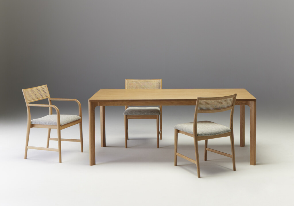 日本唯一の曲木家具専門工房「秋田木工」と気鋭のデザイナー小林幹也が