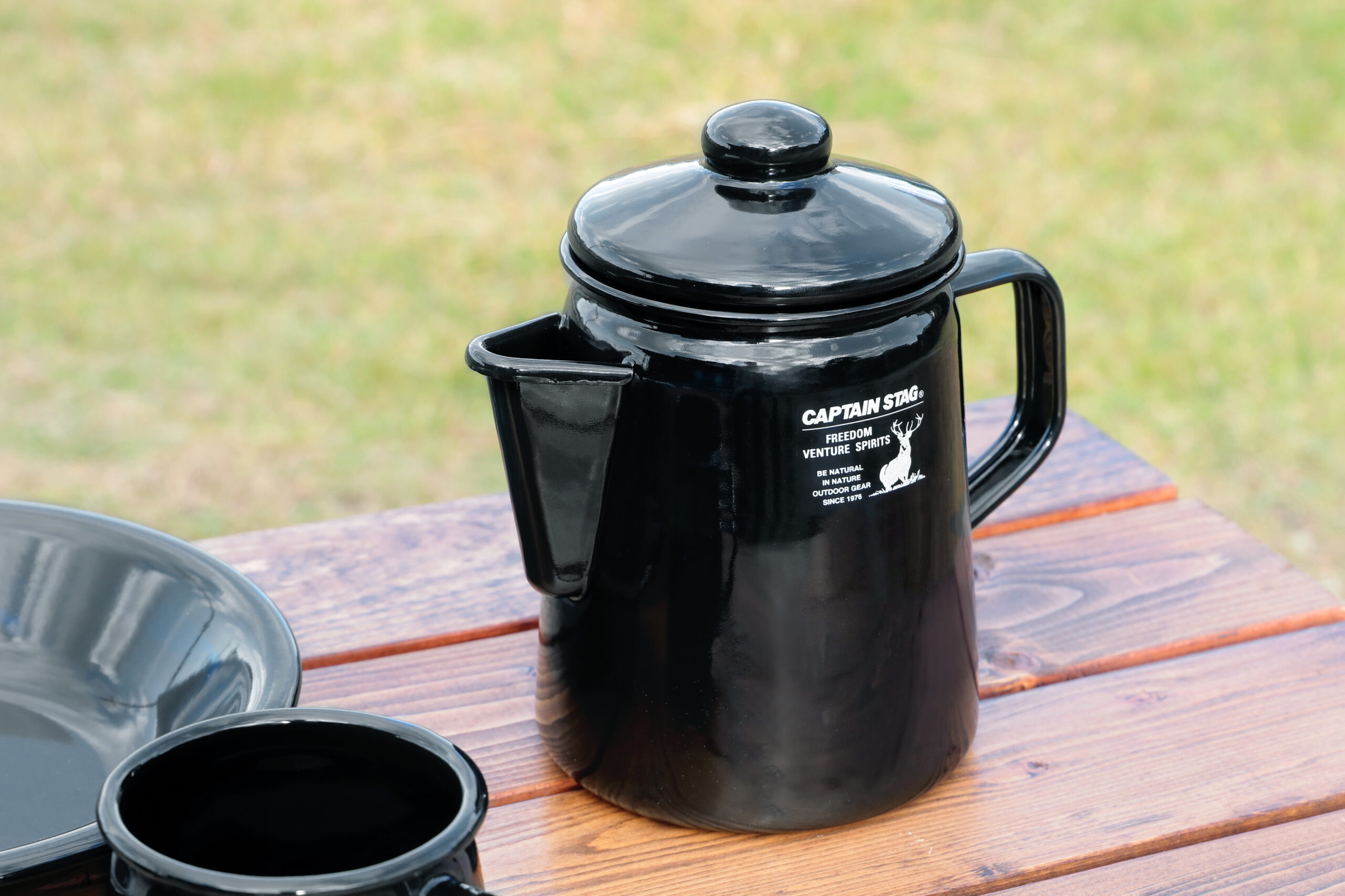 外でも至福の一杯を。直火OKなホーローケトル | ハウジーマガジン