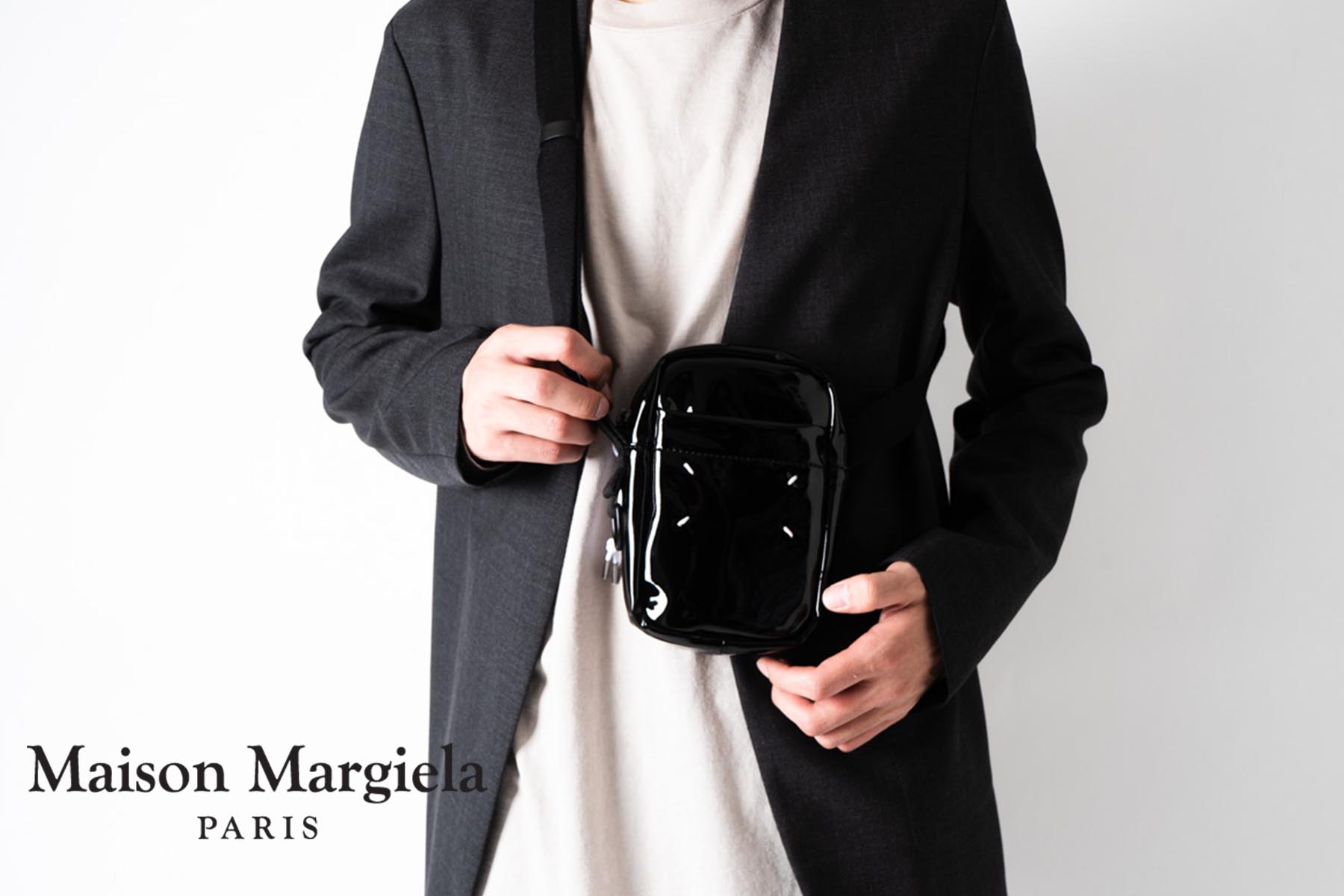 メゾンマルジェラのエナメルクロスボディバッグとミニカメラバッグ