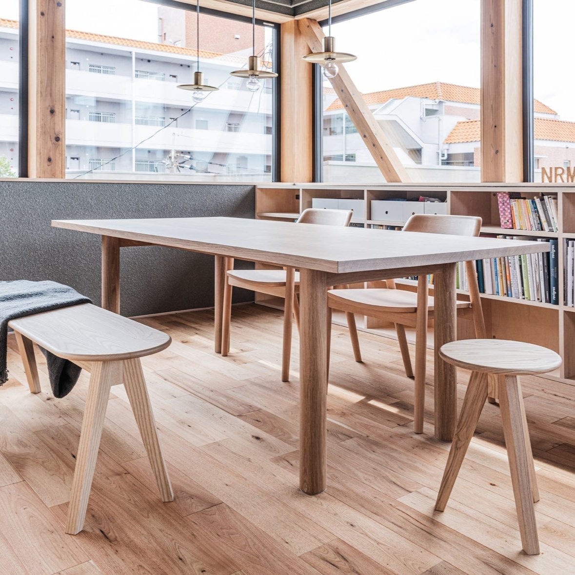 MITSUKI STOOL -檳榔子黒（BLACK）- | 家具産地大川発の国産家具