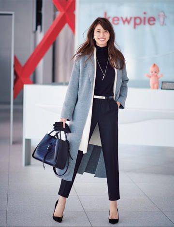 2024年【冬のグレーチェスターコートコーデ】おしゃれ上級者のボトムス