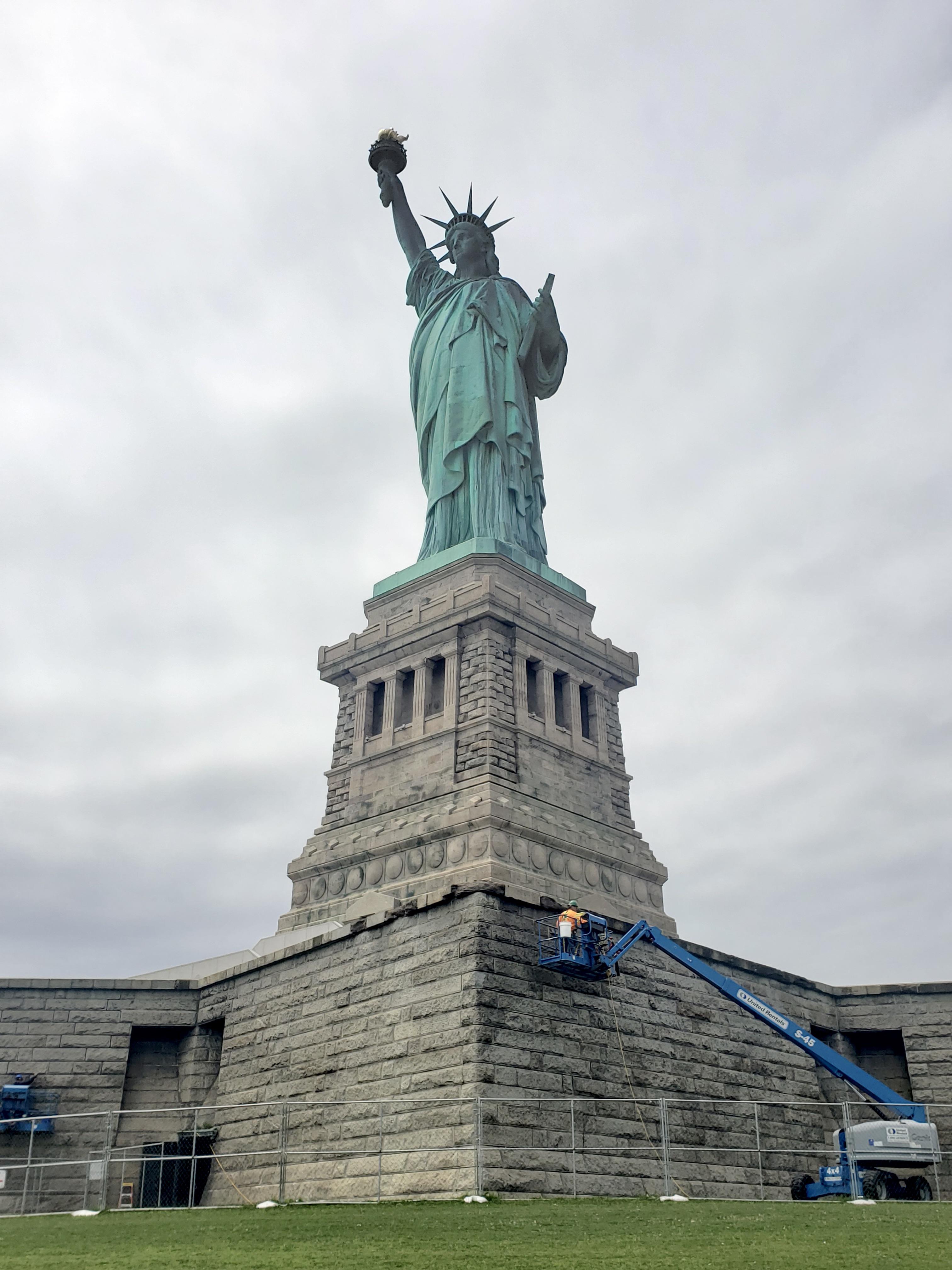 自由の女神の大きさを人間と比較 : r/mildlyinteresting