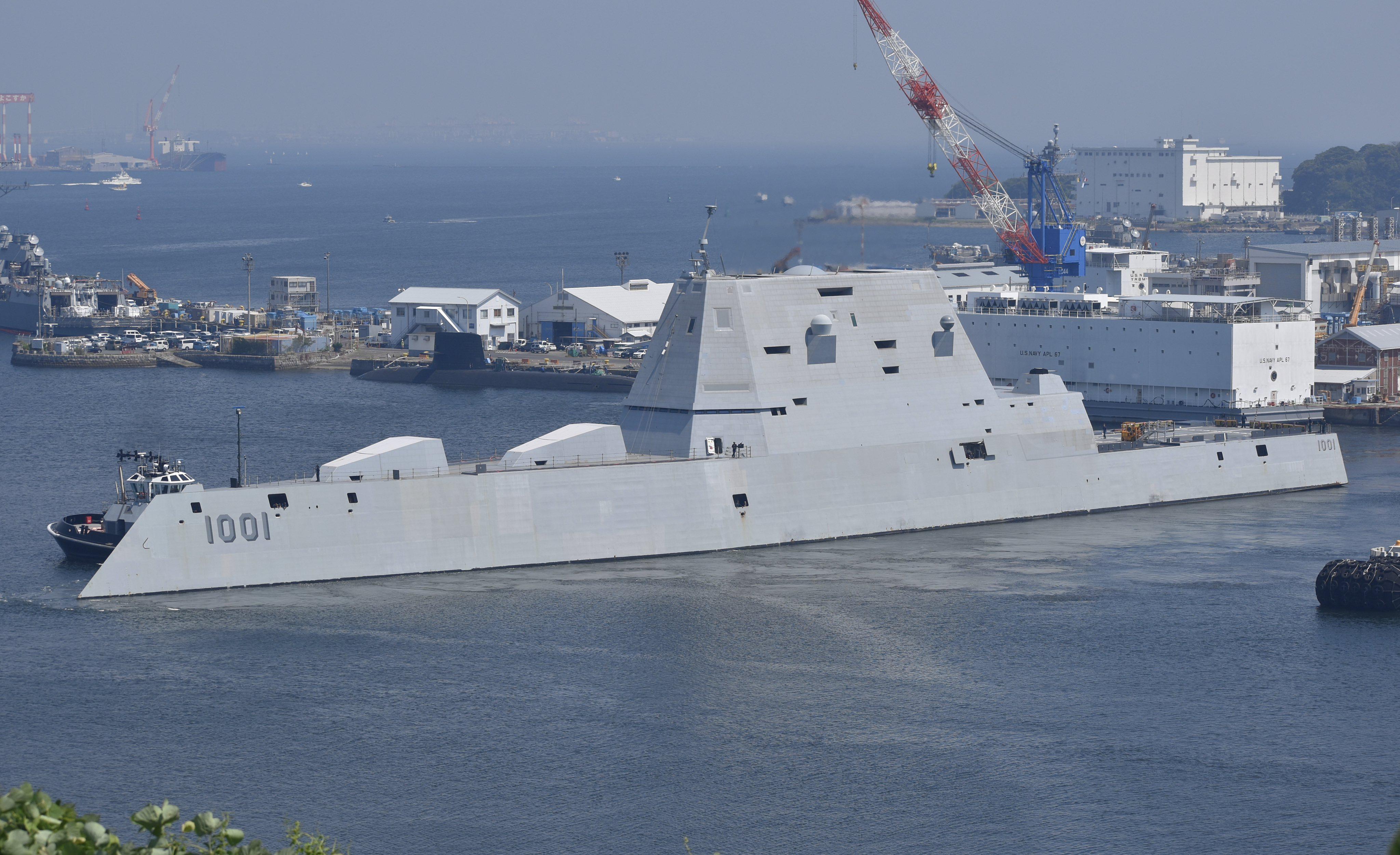 USS Michael Monsoor (DDG-1001) が日本の横須賀を出港。2025年8月4日