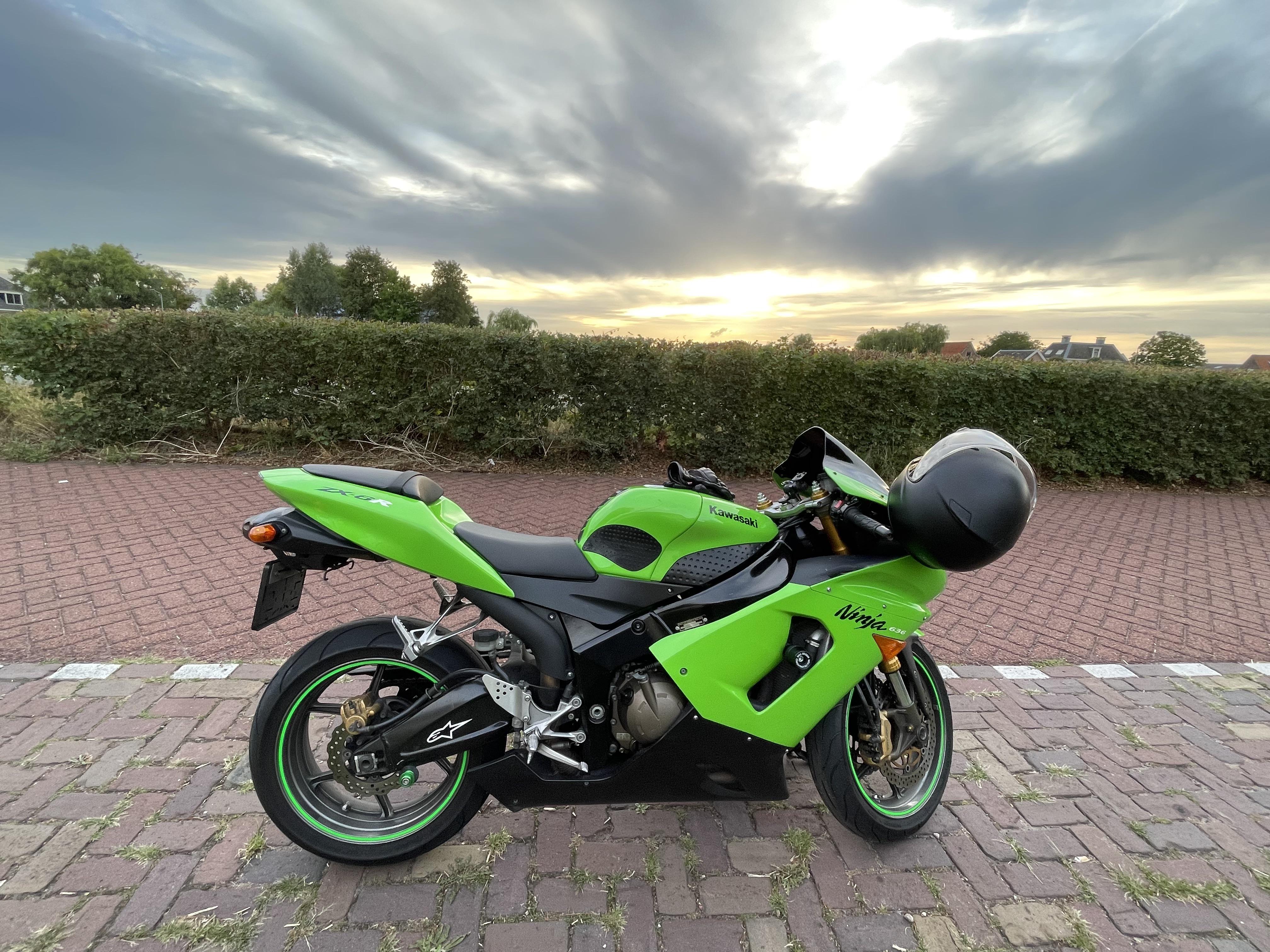 Kawasaki Ninja ZX-6R '05. Iconic 636. 4032x3024 pixels : r