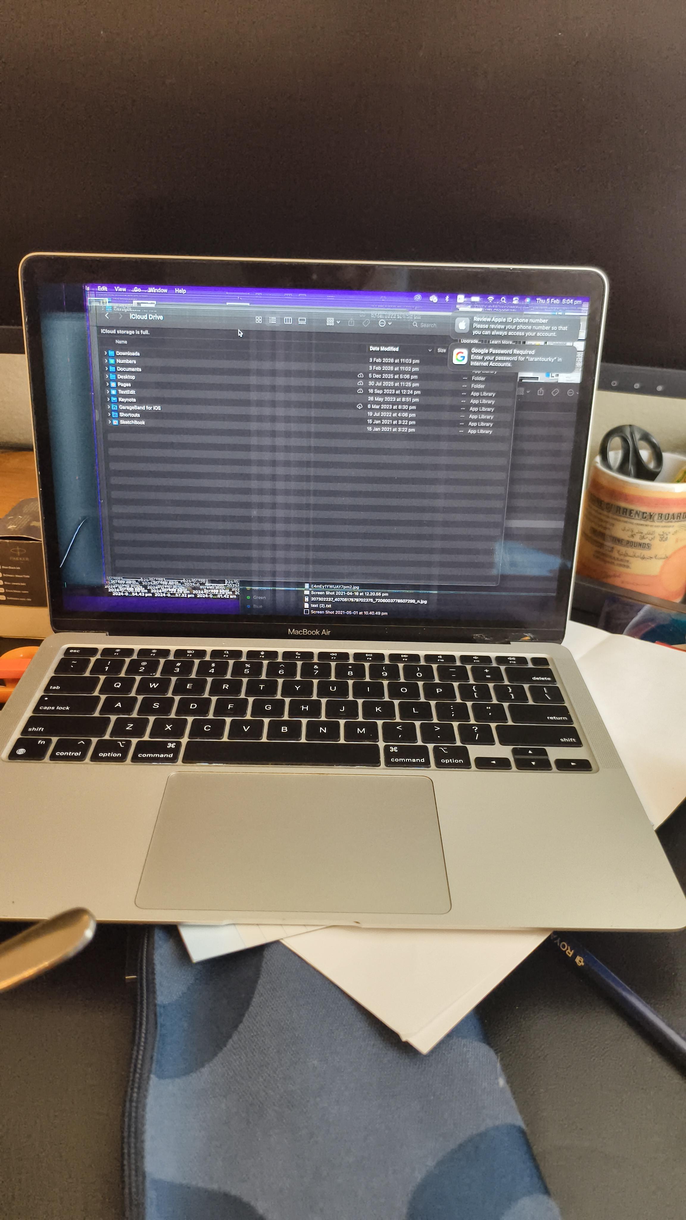 MacBook Air、どうなってんの？ 開けたら急にこうなったんだけど。 : r