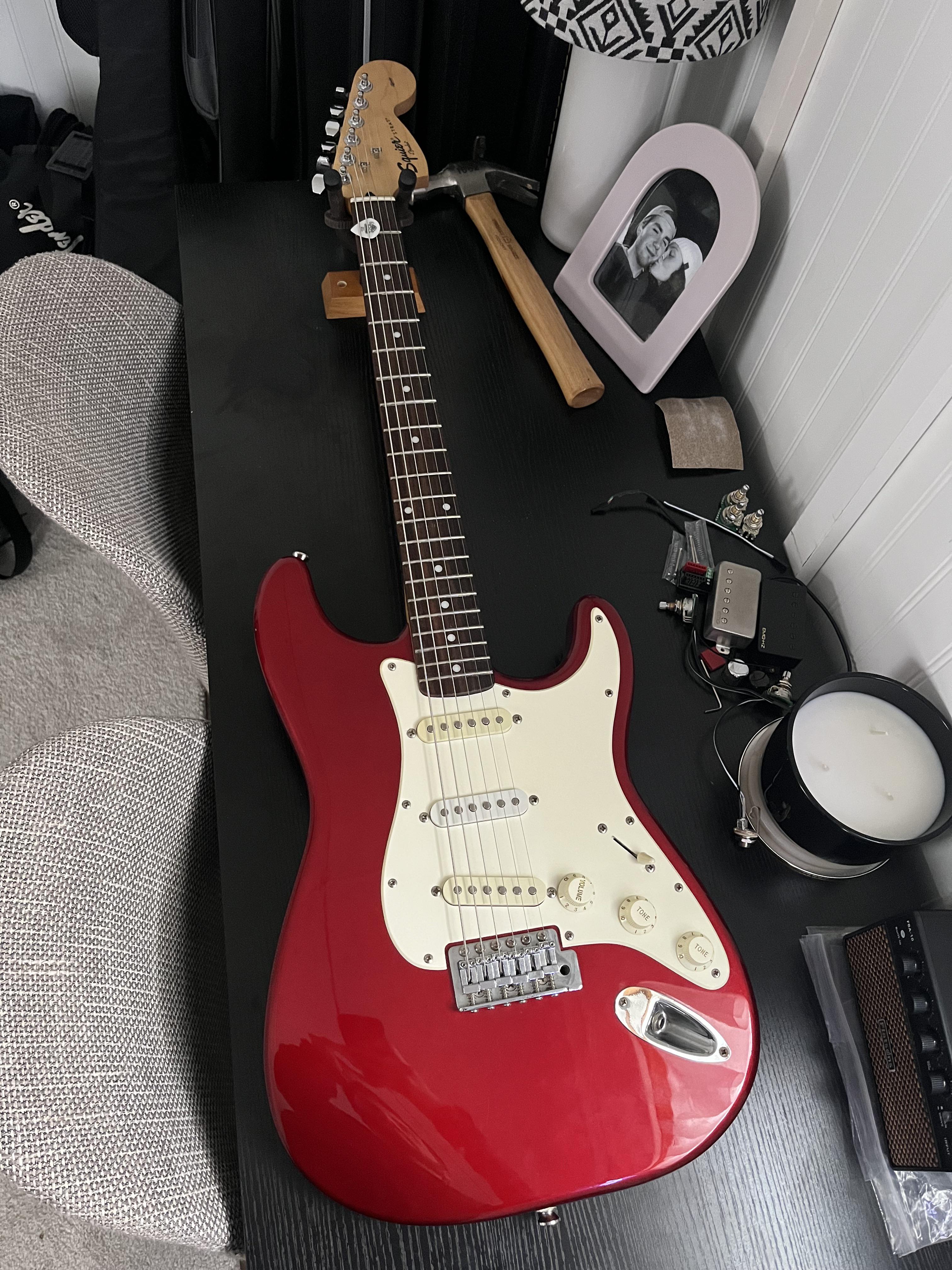 この'04年のSquier Stratを改造プロジェクト用に買ったんだ : r