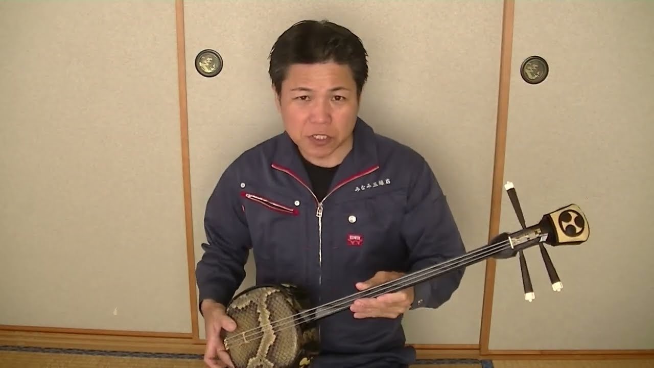 銘苅春政作 カミゲン黒木江戸与那城型三線 - YouTube