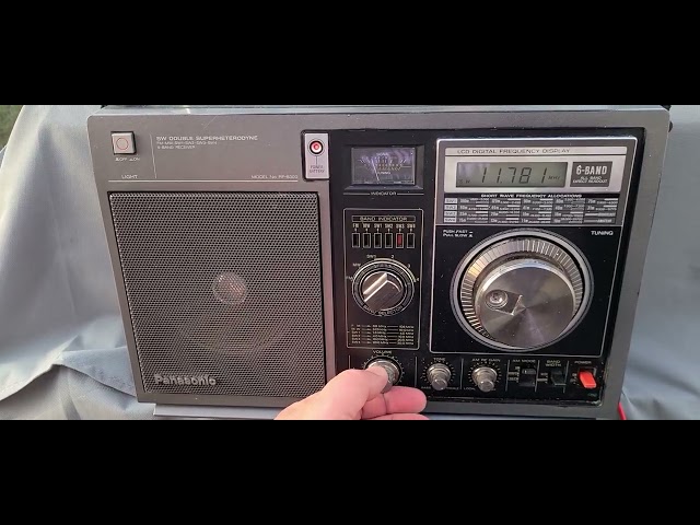 Tuning the Panasonic RF-B300 portable on Shortwave with telescopic