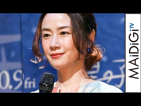 原田知世、爽やかチェックワンピで大人の着こなし ブルーアイテムで