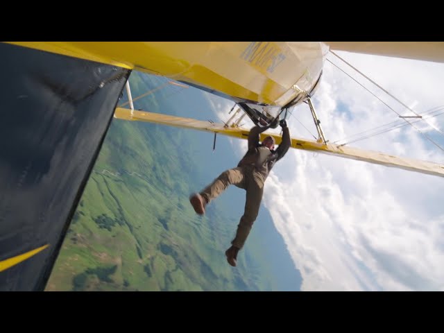 トム・クルーズが空を急旋回するセスナ機に食らいつく！映画