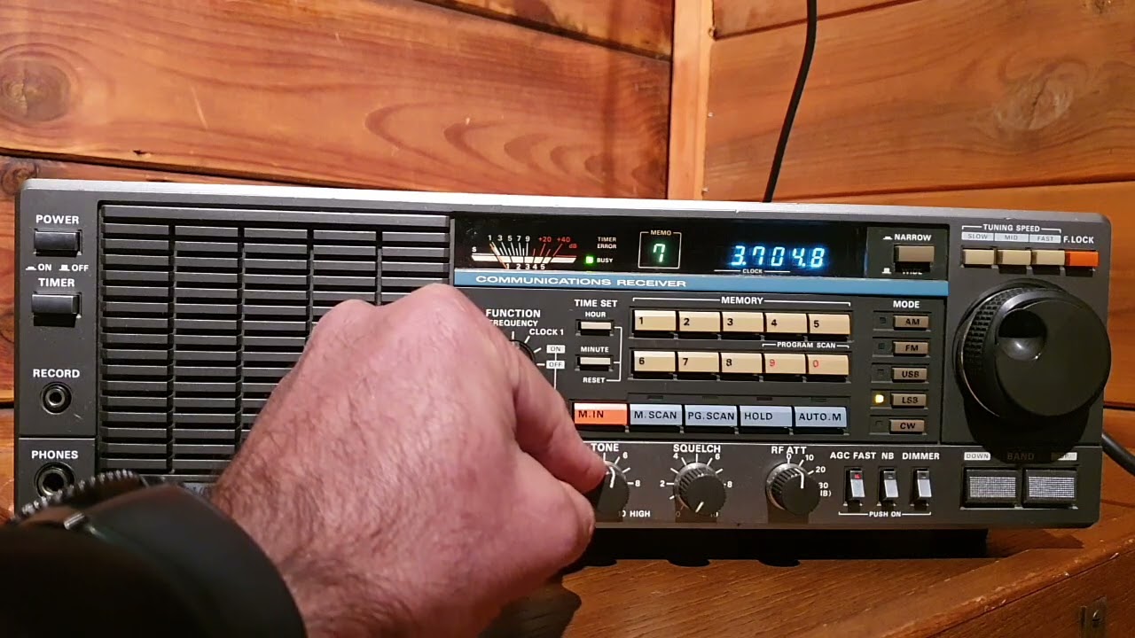 Kenwood R-2000 Communications Receiver from 1980s with CW, USB