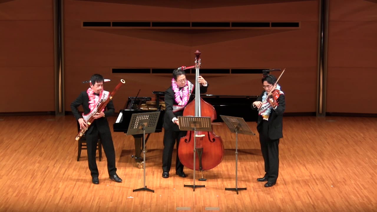 Trio】いずみたく：「ゲゲゲの鬼太郎」より ﾒｲﾝﾃｰﾏ～ｶﾗﾝｺﾛﾝの歌 - YouTube